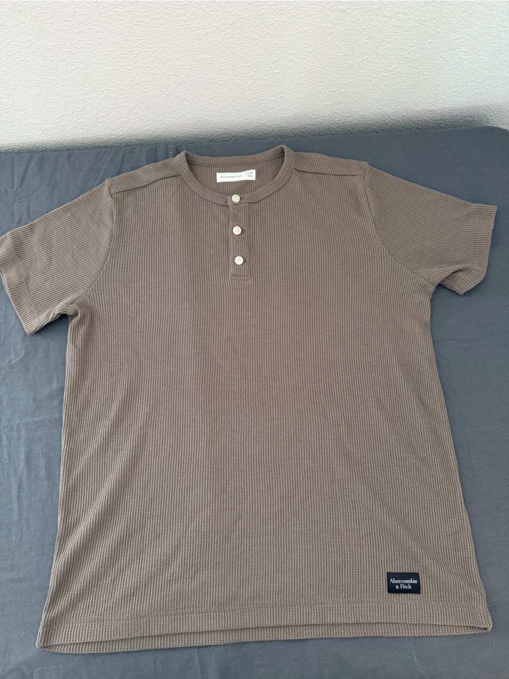 Abercrombie Kids Light Brown Henley Patch Logo Boy Size 17/18